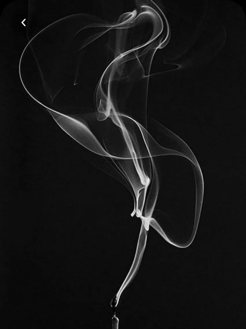 Khói nghệ thuật đen trắng tạo chiều sâu và cảm xúc