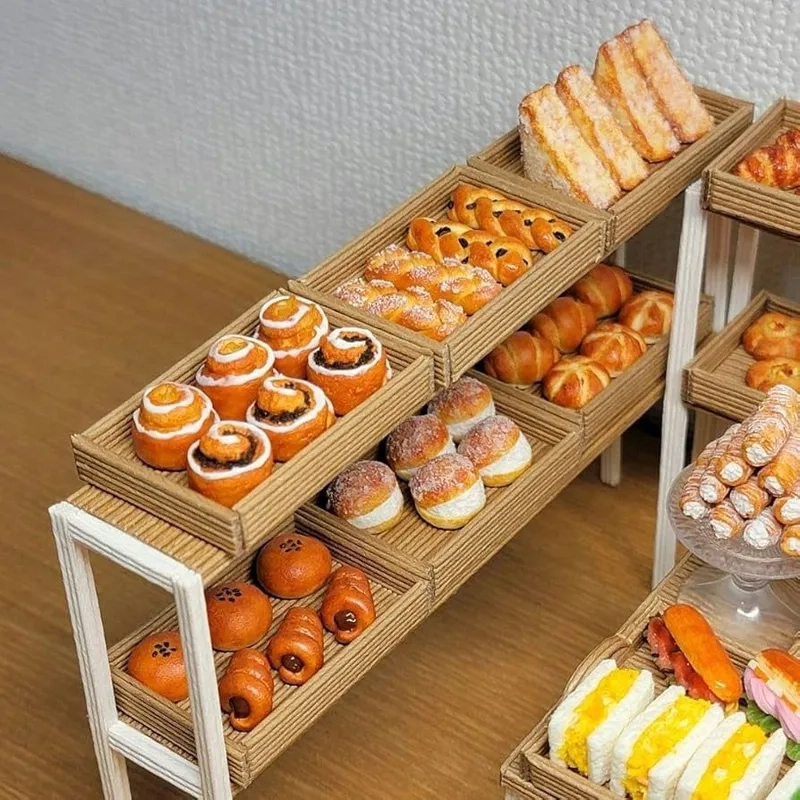 Trang trí bàn chơi với mô hình bánh mì nhỏ