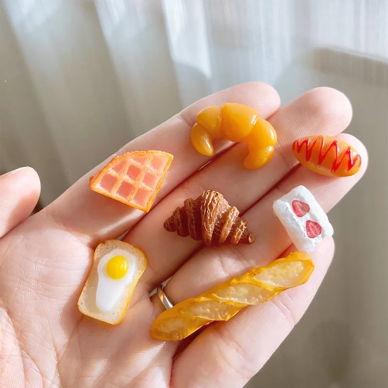 Bé thích mê bánh mì nhỏ cute siêu xinh