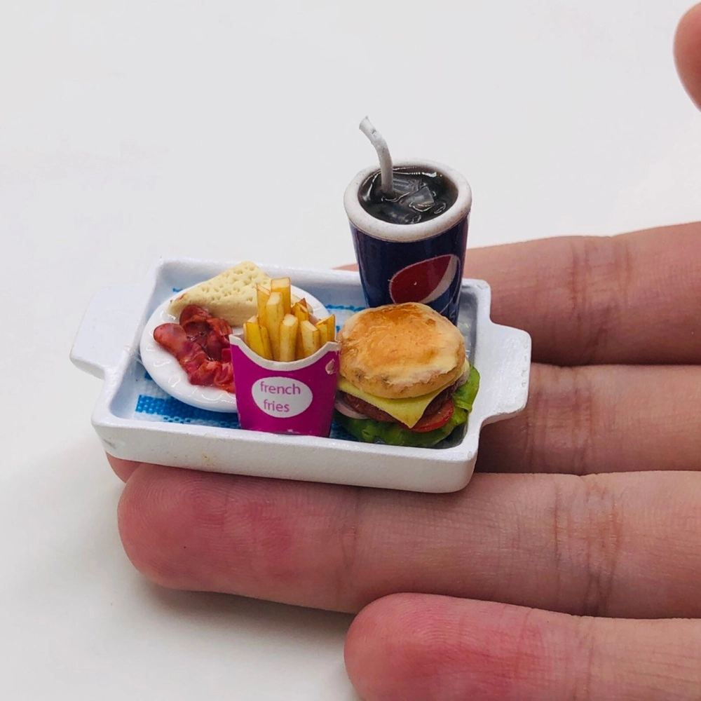 Suất ăn tí hon tái dựng bữa ăn quen thuộc đầy thú vị