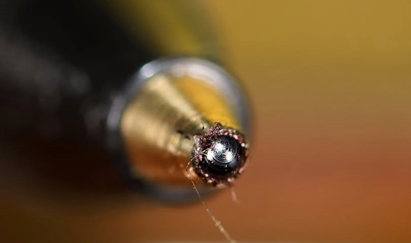 Chất liệu vỏ đầu bút bi được khám phá ở chế độ macro