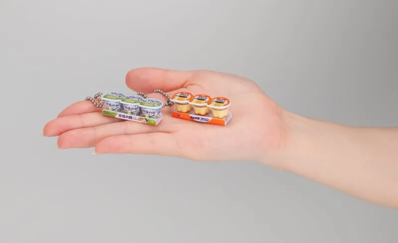 Bé yêu thích mô hình snack tí hon xinh xắn