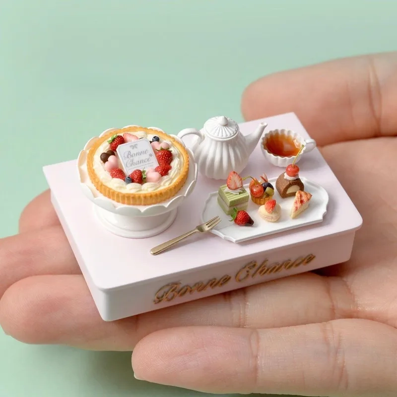 Làm bánh kem tí hon là gì? Làm bánh kem tí hon là nghệ thuật chế biến những chiếc bánh _ nhỏ xinh, giữ nguyên hương vị và kết cấu như bánh thường. 