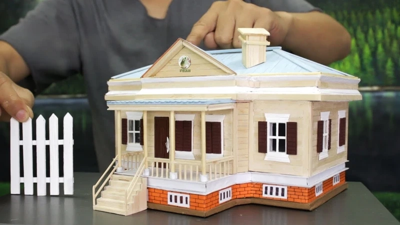 Trang trí góc bàn xinh xắn nhờ làm nhà bằng que kem trang trí