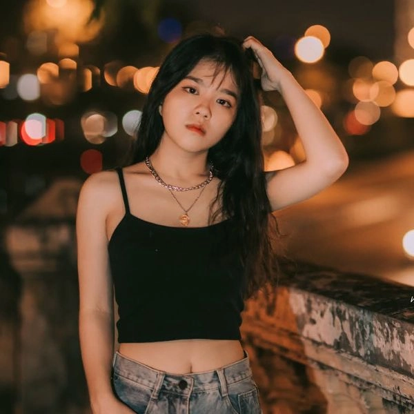 Chân dung tác giả Nguyễn Ngọc Lan 