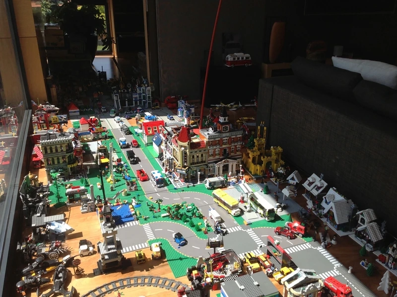 Ban đêm lung linh ánh đèn thành phố lego tí hon ban đêm