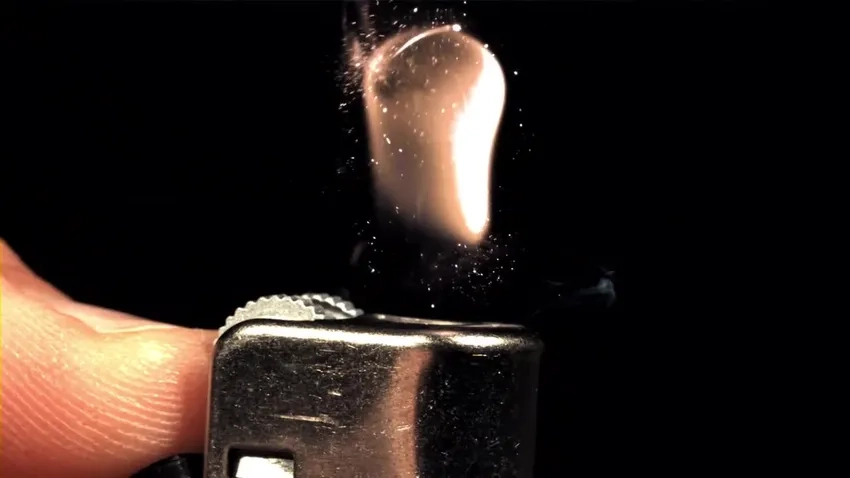 Vẻ đẹp tia lửa bật lửa nổi bật trong ánh sáng