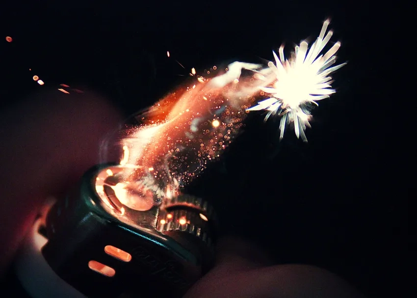 Ánh sáng bật lửa phản chiếu tạo bức ảnh độc đáo