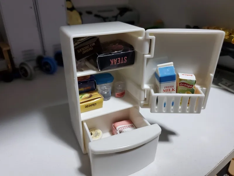 Trang trí bàn búp bê với tủ lạnh mini nhà búp bê