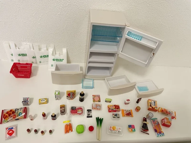 Trang trí bàn chơi với tủ lạnh mini decor