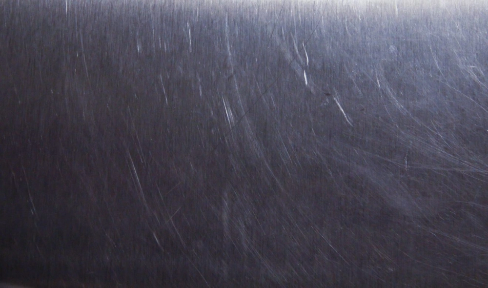 Kim loại bị xước tạo nét thô ráp đầy chân thực