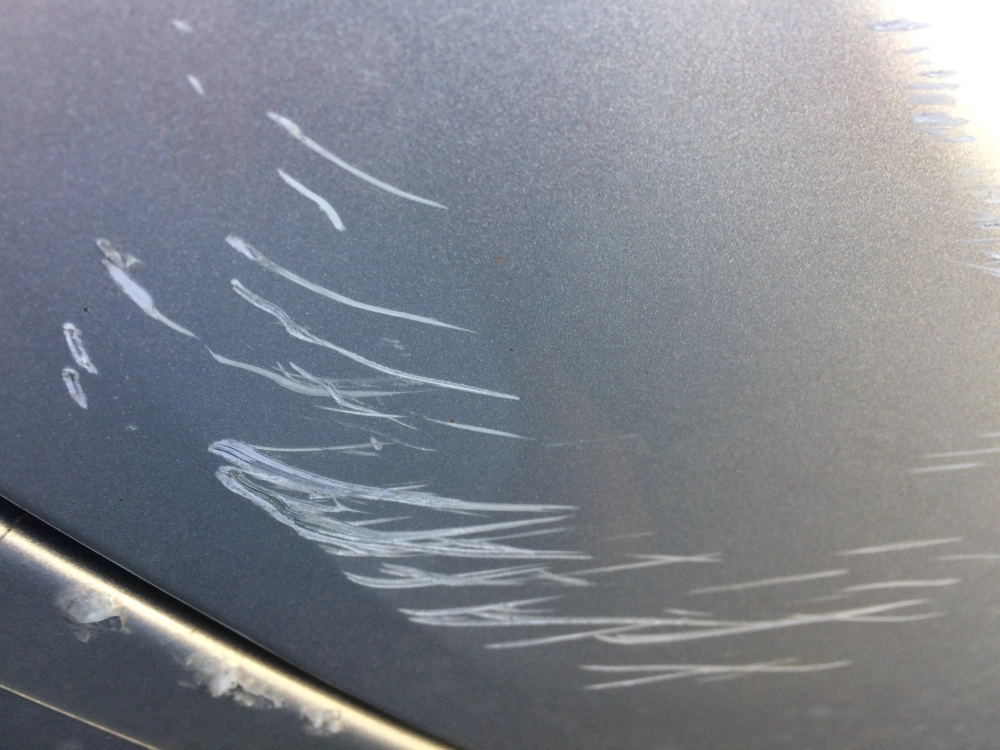 Bề mặt kim loại bị xước hiện rõ từng đường nét