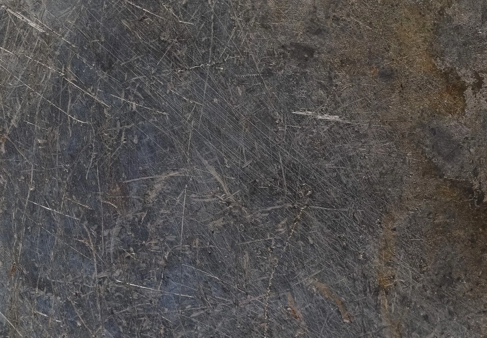 Inox bị xước phô bày vẻ đẹp không hoàn hảo