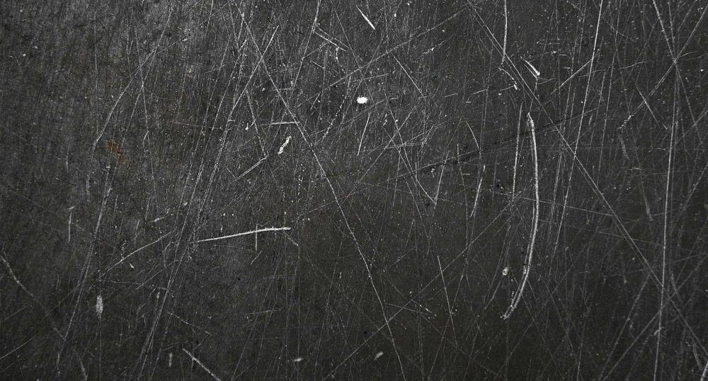 Sắt bị xước tạo vẻ cũ kỹ nhưng đầy cuốn hút