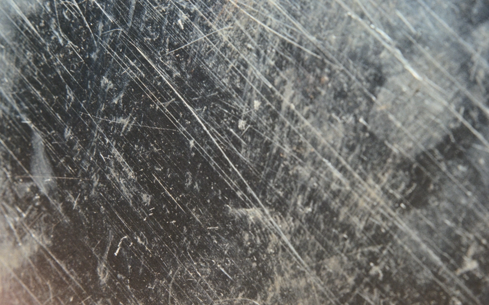 Lớp mạ bị xước để lộ sắc kim loại nguyên bản