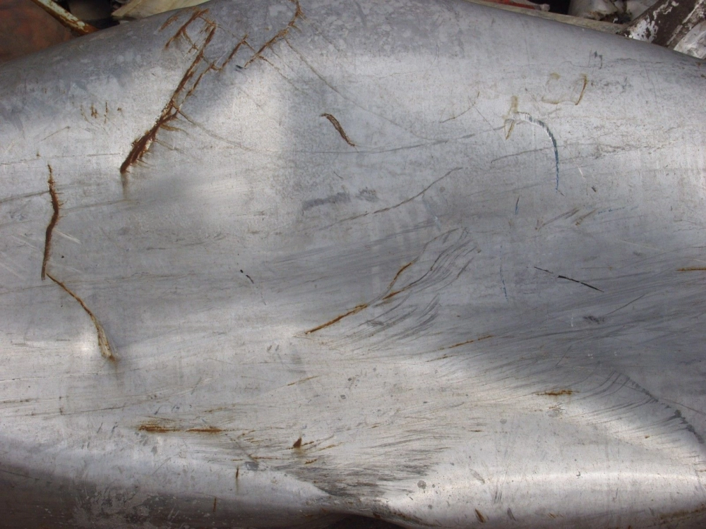 Vết xước dăm trên kim loại tạo họa tiết lạ mắt