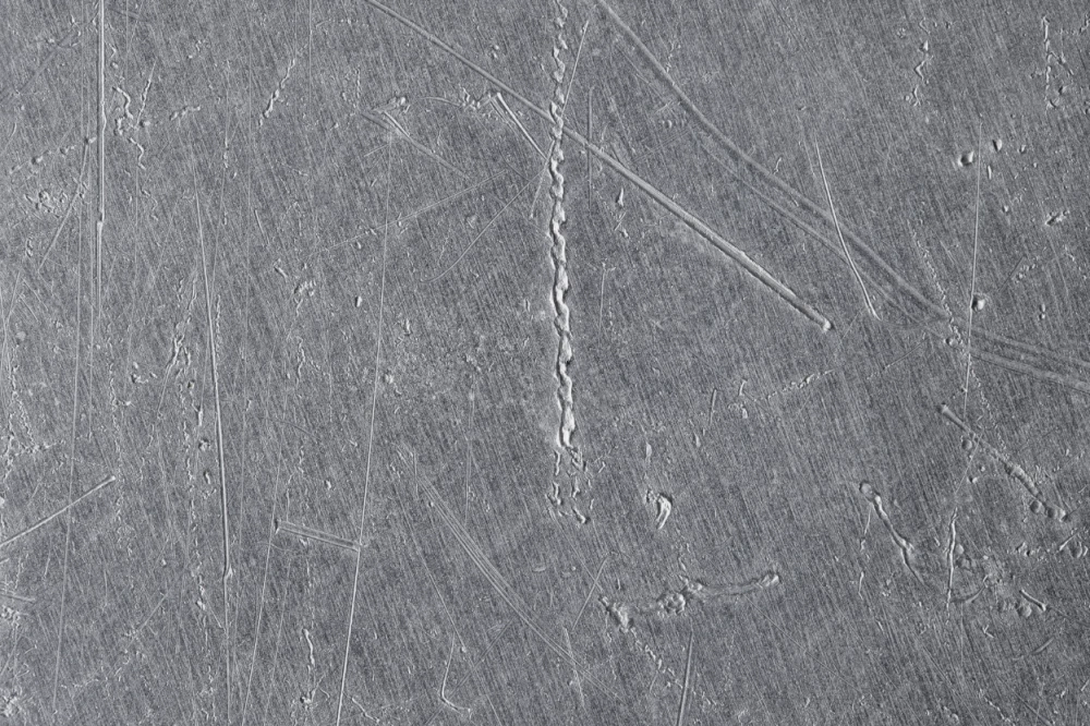 Bề mặt nhôm bị xước làm lộ kết cấu tự nhiên